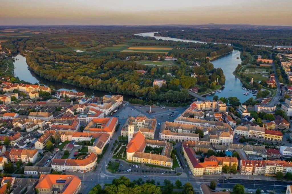 Vizparti Futrinka Vendeghazak Villa Baja Exteriör bild